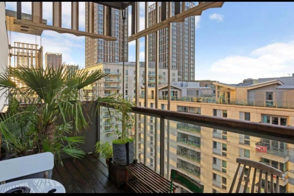 Large One Bedroom Apartment With Balcony London Exterior photo